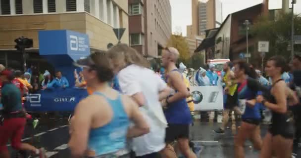 Ludzie Zachęcający Sportowców Biegających Ulicach Miasta Deszczowe Dni Bieg Maratoński — Wideo stockowe