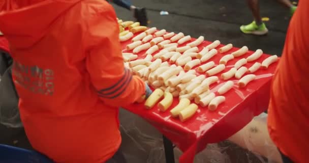 Hoge Hoek Uitzicht Rijen Verse Bananen Bereid Tafel Een Verfrissingsstation — Stockvideo