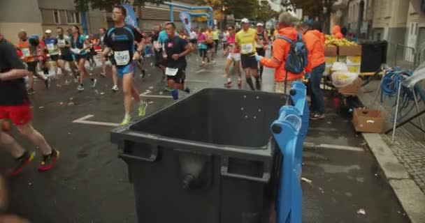 달리기를 사람들은 코스에서 장소를 나간다 쓰레기를 쓰레기통에 버리는 마라톤 베를린 — 비디오