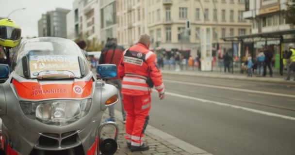 Sanitäter Stehen Mit Zuschauern Entlang Der Straße Und Beobachten Handbike — Stockvideo