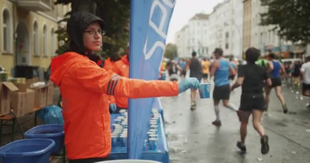Mladý Dospělý Dobrovolník Nabízí Pití Místě Občerstvení Běžci Sportovec Nevezme — Stock video
