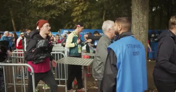 Členové Posádky Dohlížejí Vstupních Bran Startovišti Organizace Sportovních Akcí Maratonský — Stock video