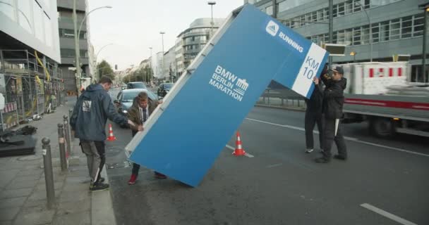 准备城市街道上的田径运动 组织者升起10公里的地标拱门 马拉松比赛 德国柏林 — 图库视频影像