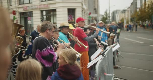 街の通りでスポーツトラックで演奏ミュージシャンのグループのサイドビュー 観客を楽しませます マラソンランレース ベルリン ドイツ — ストック動画