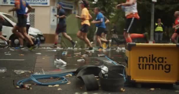 スポーツイベントで実行されているタイミングや選手のための技術機器 焦点を当てて マラソンランレース ベルリン ドイツ — ストック動画