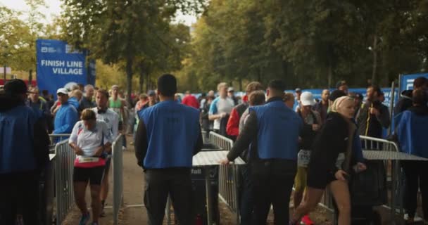 Zpětný Pohled Členy Ochranky Stojící Vchodu Kontrolující Příchozí Běžce Maratonský — Stock video
