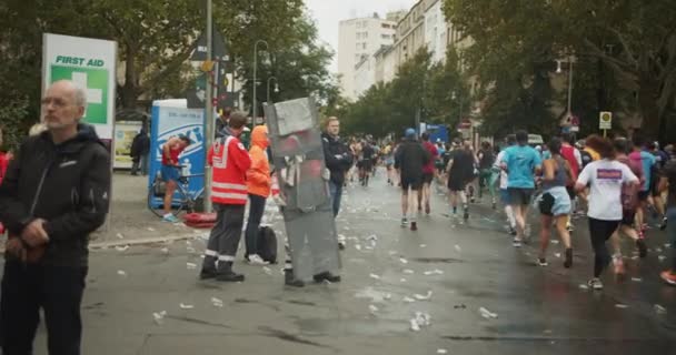 Etraflarında Koşuşturan Tıbbi Sedyeli Bir Çift Sağlık Görevlisi Maraton Koşu — Stok video