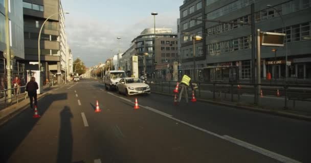 Mann Legt Reihe Von Verkehrskegeln Quer Über Die Straße Schlussstrich — Stockvideo