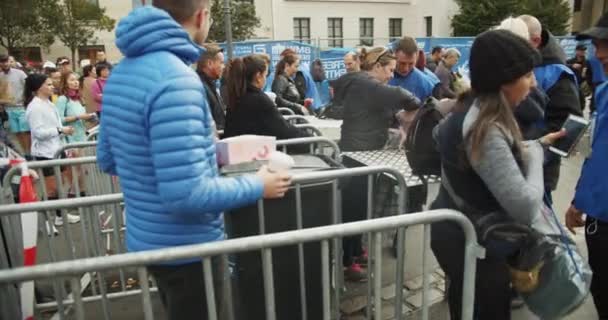 Säkerhetskontroll Vid Infarten Till Restriktionszonen Besättningsmedlemmar Kollar Väskor Maratonlopp Berlin — Stockvideo