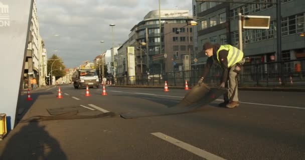 组织者准备参加晚上的体育活动 在定时器线上安装胶垫 市区的一条宽阔街道 马拉松比赛 德国柏林 — 图库视频影像