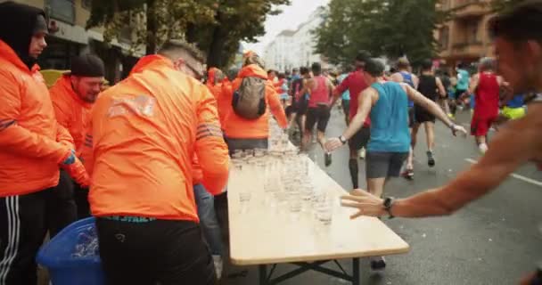 Biegacze Biorący Wodę Stacji Odświeżania Podczas Imprezy Sportowej Załoga Przygotowuje — Wideo stockowe