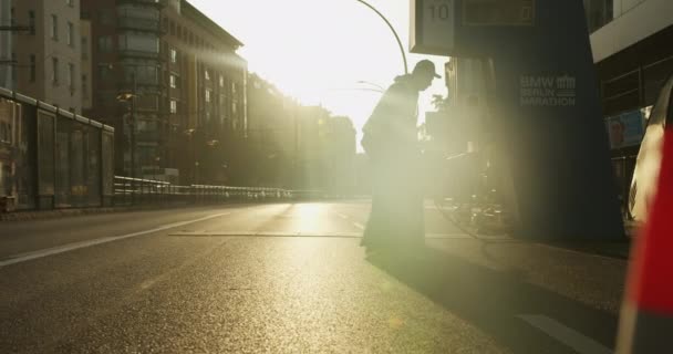 Spor Müsabakasından Önce Caddeyi Ayarlamanın Düşük Açılı Görüntüsü Parlak Güneş — Stok video