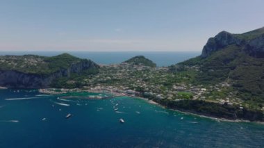 Sihirli yaz tatili yeri. Akdeniz 'de deniz manzarası ve limanı olan bir kasaba. Capri, Campania, İtalya.