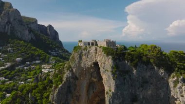 Ünlü Villa Castiglione 'nin hava kaydırağı ve pan çekimi. Nefes kesici manzaralı lüks bir mülk. Capri, Campania, İtalya.