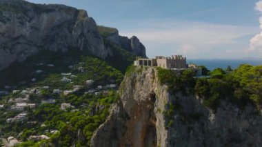 Şehrin yukarısındaki yüksek sarp kayalıkların tepesinde lüks Castiglione Villa 'nın etrafında ilerliyorlar. Capri, Campania, İtalya.