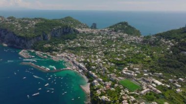 Limanı olan havadan panoramik kasaba manzarası. Akdeniz 'de ünlü bir seyahat yeri. Capri, Campania, İtalya.