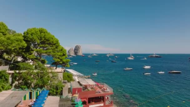 前方在海滨的梯田上空飞行 目的地是旅游胜地 用碧绿的水 帆船和高高的岩石把海湾围起来 意大利坎帕尼亚Capri — 图库视频影像