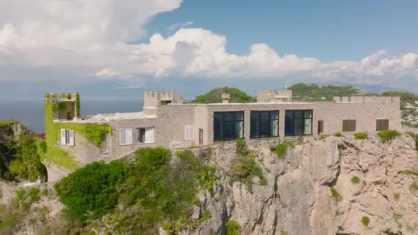 Снимок Роскошной Резиденции Вершине Высокой Скалы Вилла Кастильоне Над Городом — стоковое видео