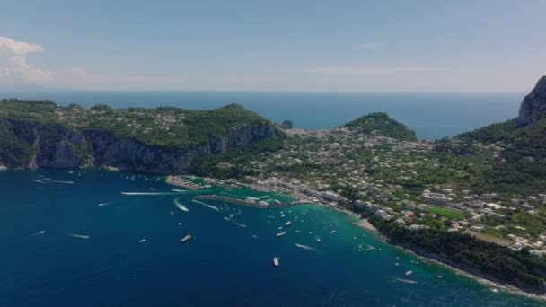 Αεροφωτογραφία Του Τουριστικού Προορισμού Στην Παραλία Πόλη Και Σκάφη Στη — Αρχείο Βίντεο