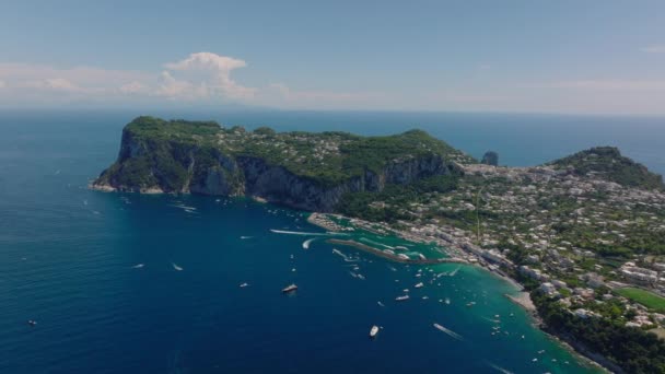 Vzdušný Pohled Ostrov Středozemním Moři Cestovní Destinace Městem Přístavem Capri — Stock video