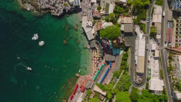 ビーチやレストランで海の海岸のトップダウンのパンニングショット 観光地のクリスタルクリアターコイズブルーの水 カプリ カンパニア イタリア — ストック動画
