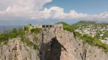 Üzerinde lüks bir Villa Castiglione olan devasa kayanın görüntüsü. Şehir ve deniz manzarası. Capri, Campania, İtalya.
