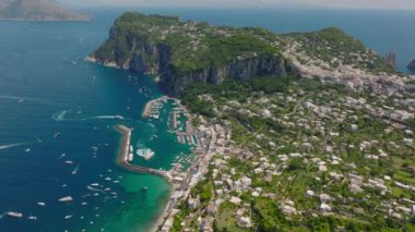 Şehir ve marinayla birlikte adanın hava panoramik görüntüleri. Deniz kıyısındaki yüksek kayalıklar. Capri, Campania, İtalya.