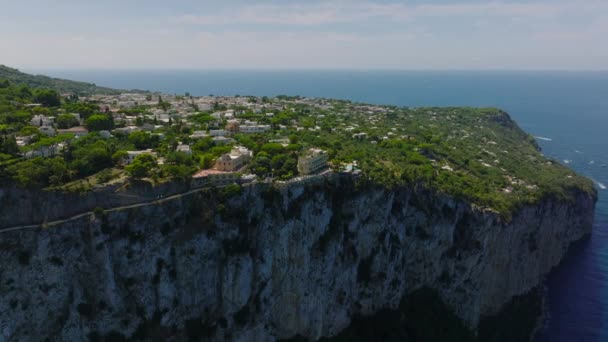 从空中俯瞰陡峭陡峭的陡坡 穿越海滨岩石悬崖的公路 意大利坎帕尼亚Capri — 图库视频影像