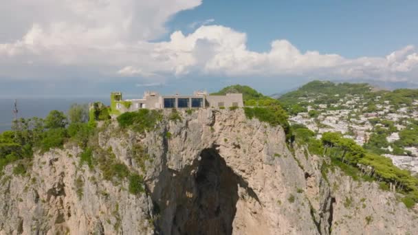 高耸的大块岩石镜头 顶部是豪华的维拉卡斯蒂里昂 对城镇和海洋的看法 意大利坎帕尼亚Capri — 图库视频影像