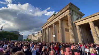 Eşcinsel ve lezbiyen topluluğundan bir sürü insan ve onun destekçileri Brandenburger Tor 'da Christopher Street Day' in keyfini çıkarıyorlar. LGBT festivali, Berlin, Almanya.