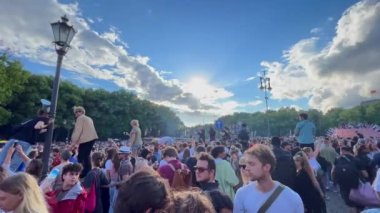 Christopher Street Day etkinliğinde dans eden ve eğlenen bir sürü insan. LGBT festivali, Berlin, Almanya.