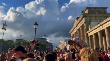 Tarihi Brandenburger Tor 'da Berlin Onur Kutlaması. Şehirde eğlenen bir sürü insan var. LGBT festivali, Berlin, Almanya.
