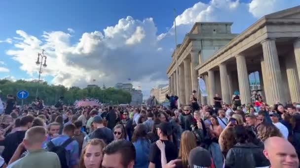 Menschen Genießen Veranstaltung Auf Dem Platz Brandenburger Tor Berlin Pride — Stockvideo