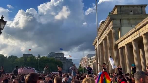 Dansare Upphöjda Plattformar Bland Människor Trångt Torg Vid Brandenburger Tor — Stockvideo