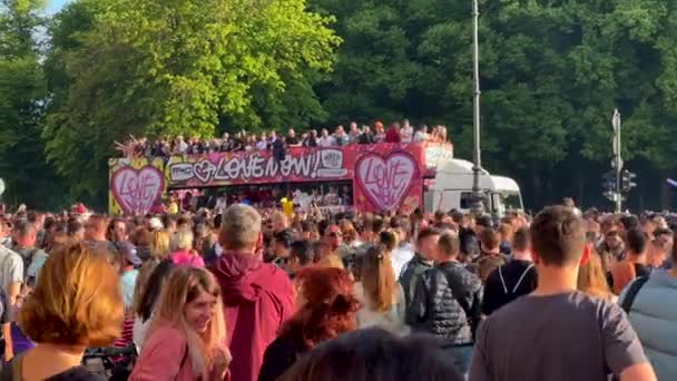 Camion Bannere Tematice Dragoste Dansatori Fericiți Care Participă Celebrarea Berlin — Videoclip de stoc