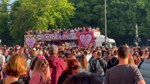 Lkw Mit Fahnen Zum Thema Liebe Und Fröhlich Tanzenden Menschen — Stockvideo