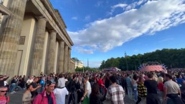 Christopher Street Day etkinliği, alegorik araçlarla ünlü Berlin kutlamaları. Ziyaretçiler şehirde eğleniyor. LGBT festivali, Berlin, Almanya.