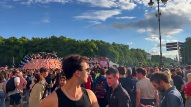 Kalabalık güneşli yaz gününün tadını çıkarıyor. Kamyon römorkunda dansçılar. LGBT festivali, Berlin, Almanya.