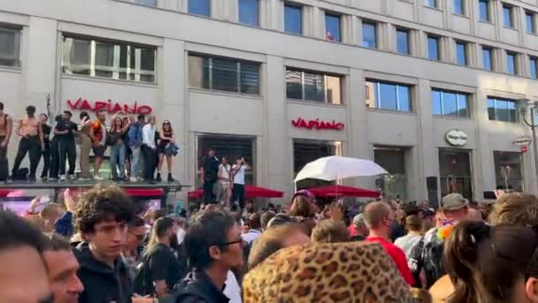 수많은 사람들 베를린 프라이드 도시의 거리에서 즐기고 Lgbt 베를린 — 비디오