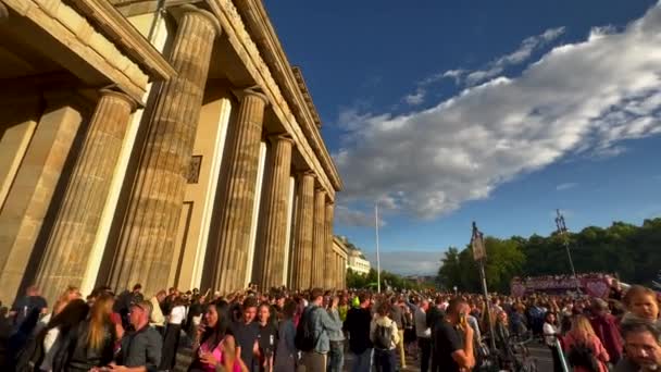 Tiefansicht Auf Massive Säulen Des Brandenburger Tors Tilt Und Pan — Stockvideo