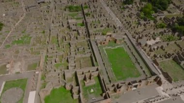 Tarihi bölgenin yüksek açılı görüntüsü, antik şehrin kalıntıları büyük volkanik patlamalar tarafından yok edildi. Pompei, İtalya.