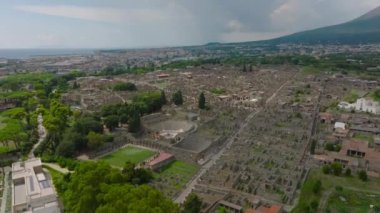 Antik şehrin büyük tarihi alanının havadan inen görüntüleri. Ünlü Pompei volkanik patlamayla yok oldu. Pompei, İtalya.