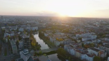 Şehir merkezinin günbatımında çekilmiş panoramik görüntüleri. Nehir boyunca bir apartman. Berlin, Almanya.