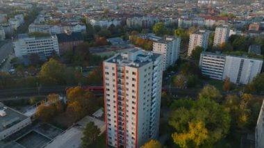 Yapılandırılmış çok katlı apartmanın görüntülerini geri al. Yukarı doğru eğildiğinde şehir merkezinin panoramik manzarası ortaya çıkıyor. Berlin, Almanya.