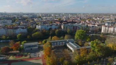 Şehir merkezinin üzerinde ilerliyorlar. Çevredeki yoğun yerleşim alanlarının panoramik görüntüsü. Berlin, Almanya.