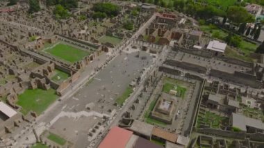 İnsanlar ünlü Pompei 'yi ziyaret ediyor. Antik Roma şehrindeki evlerin hava görüntüleri. Pompei, İtalya.