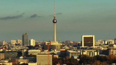 Ziyaretçi platformu ve dönen restoranıyla ünlü Fernsehturm TV kulesi. Altın saatinde metropolün hakimi. Berlin, Almanya.