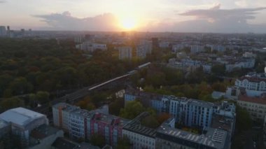 Gün batımında Metropolis 'in hava panoramik görüntüleri. Büyük parkın yakınındaki tren istasyonuna yaklaşıyor. Berlin, Almanya.