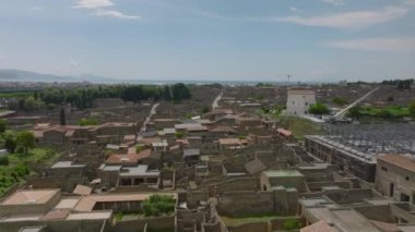 Vezüv Dağı patlamasından sonra kalın kül tabakasının altında gömülü olan Pompeii kasabasının tarihi alanının üzerinde ilerliyorlar. Pompei, İtalya.