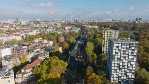 Zpáteční Let Nad Víceúčelovou Železniční Tratí Městě Panoramatický Výhled Budovy — Stock video